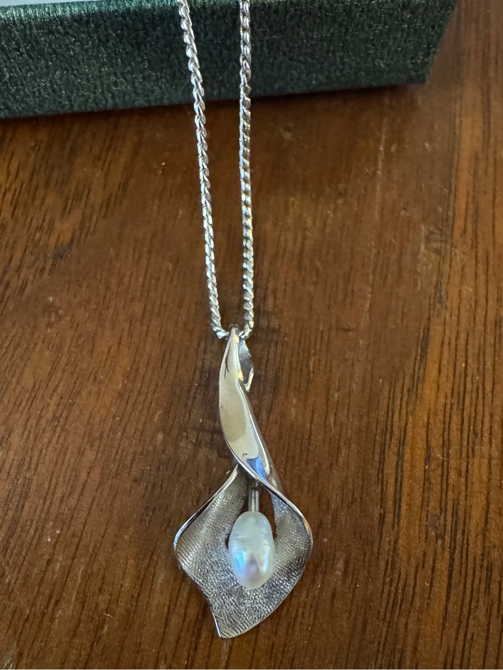 Avon Silver Twisted Pendant Necklace in Silver